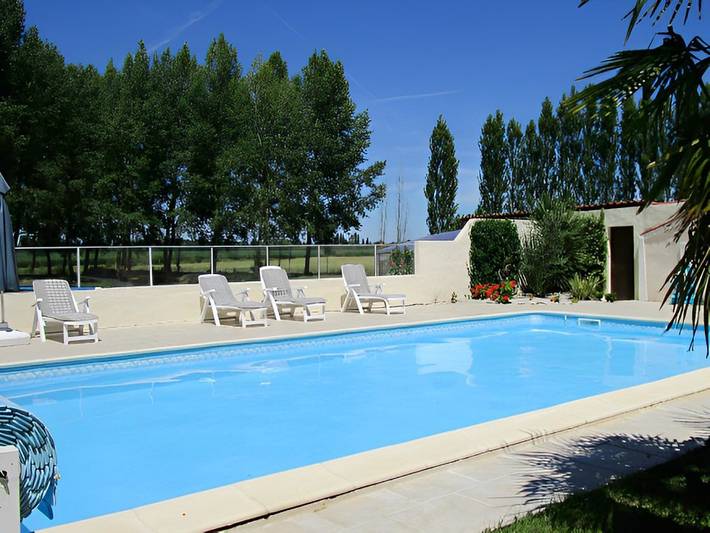 Gîte pour 4 personnes, avec jardin ainsi que piscine et terrasse
