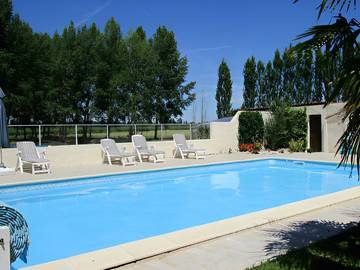 Gîte pour 4 personnes, avec terrasse ainsi que piscine et jardin en Vendée