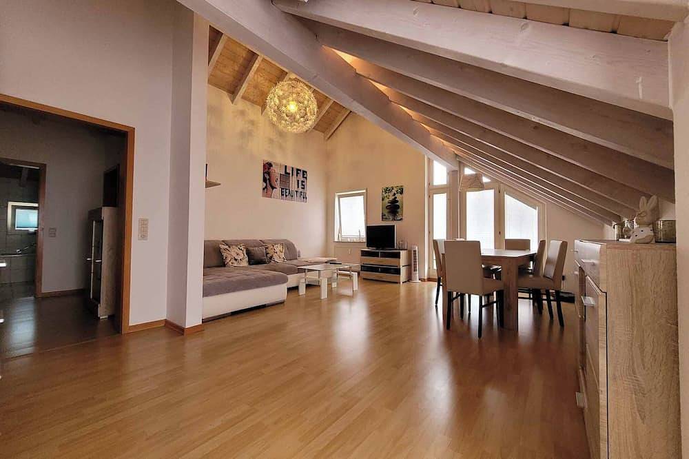 Ganze Wohnung, Ruhige und helle Dachgeschosswohnung (68qm) mit Balkon in Hilzingen, Hegau