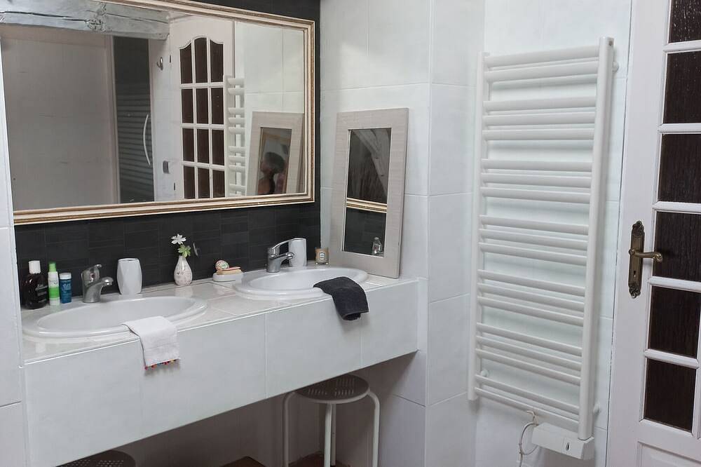 Bed and Breakfast 'Les Hirondelles' con Terraza Privada, Jardín Compartido y Wi-Fi in Saint-Georges-sur-Layon, Valle del Loira