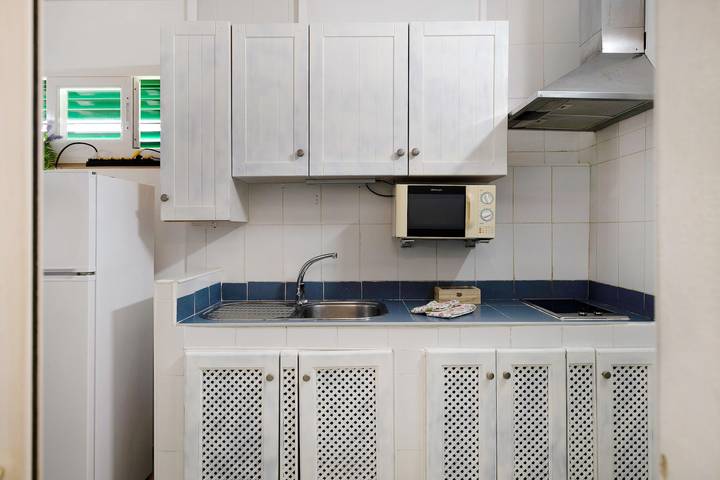Entire studio, Vacation Studio 'El Palmeral' with Shared Pool, Wi-Fi and Air Conditioning in Montaña Roja, Yaiza