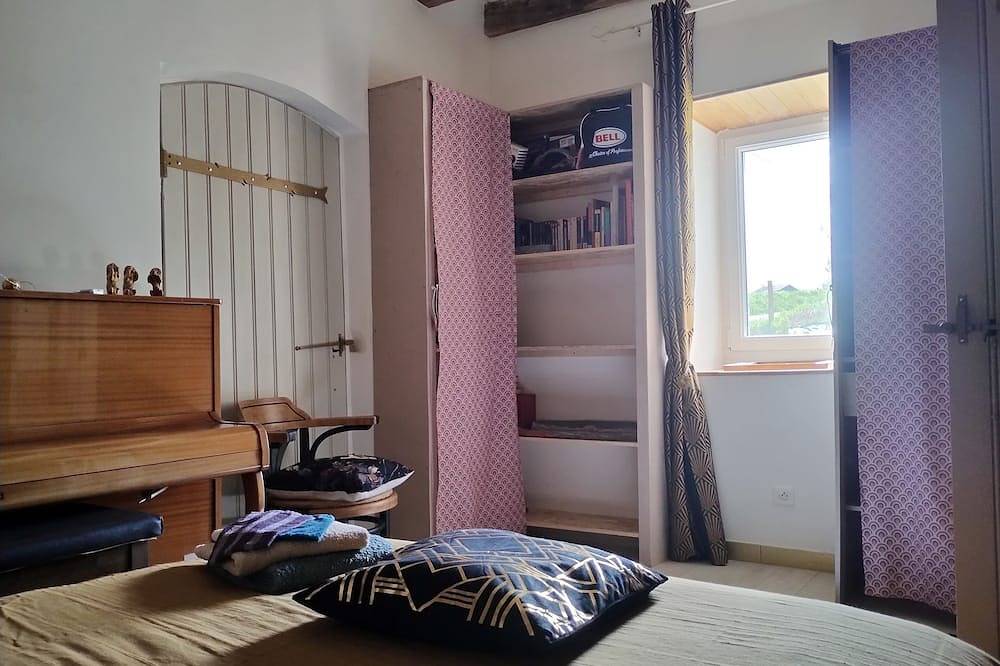 Colette Art Deco room in quiet farmhouse near circuit, pets welcome in Marigné-Laillé, Sarthe