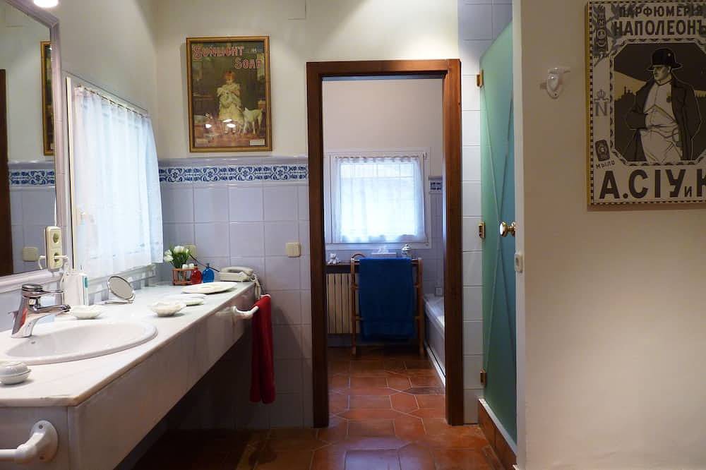 Chalet en urbanización de lujo con tenis y piscina en precioso bosque in Las Navas del Marqués, Provincia de Ávila