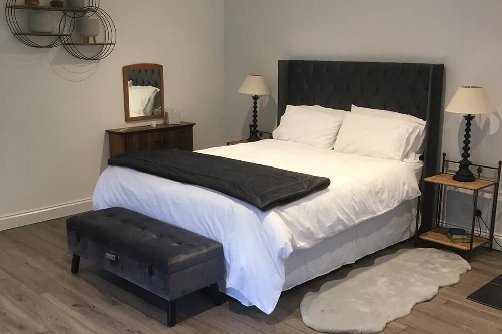 Charming country retreat -Lakeview Cottage with Hot tub in Wisbech, Cambridgeshire