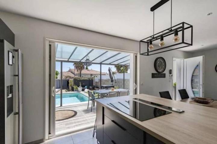 Location de vacances pour 6 personnes, avec piscine ainsi que jardin et terrasse à Valros - 2