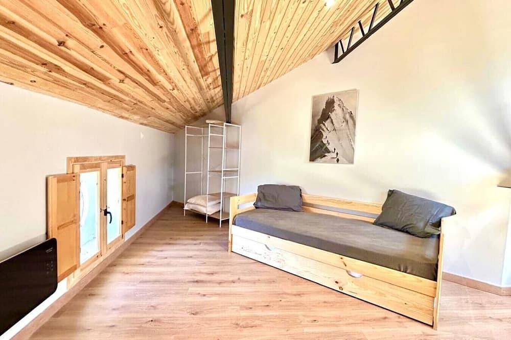 Entire apartment, Cal Querol Err (àtic per 13 persones) in Err, Parc naturel régional des Pyrénées catalanes