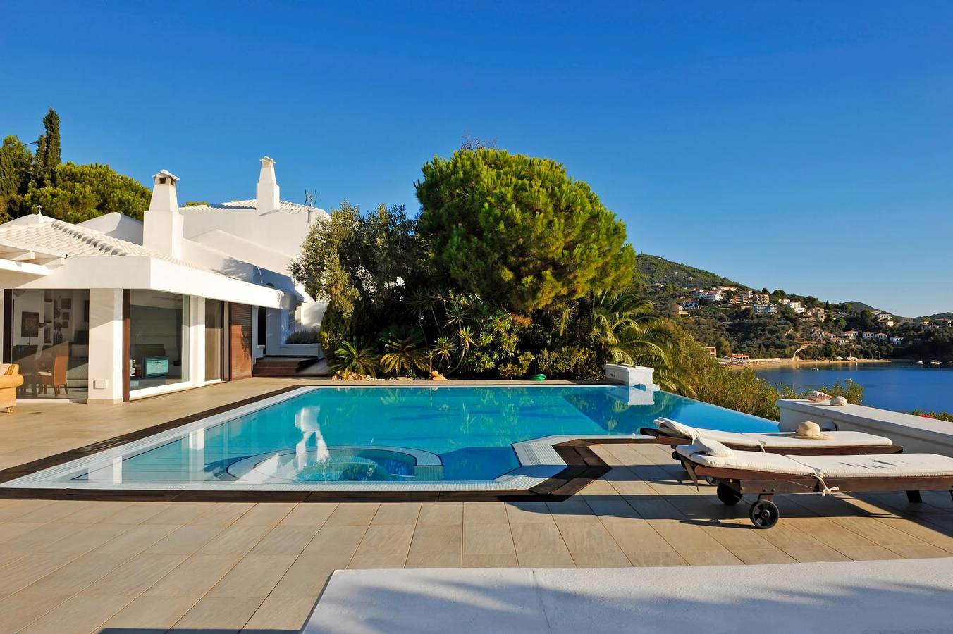 Super Luxury Skiathos Villa | Seven Stunning Bedroom Suites | Villa Daphne | Achliades in Achladias, Islas Espóradas