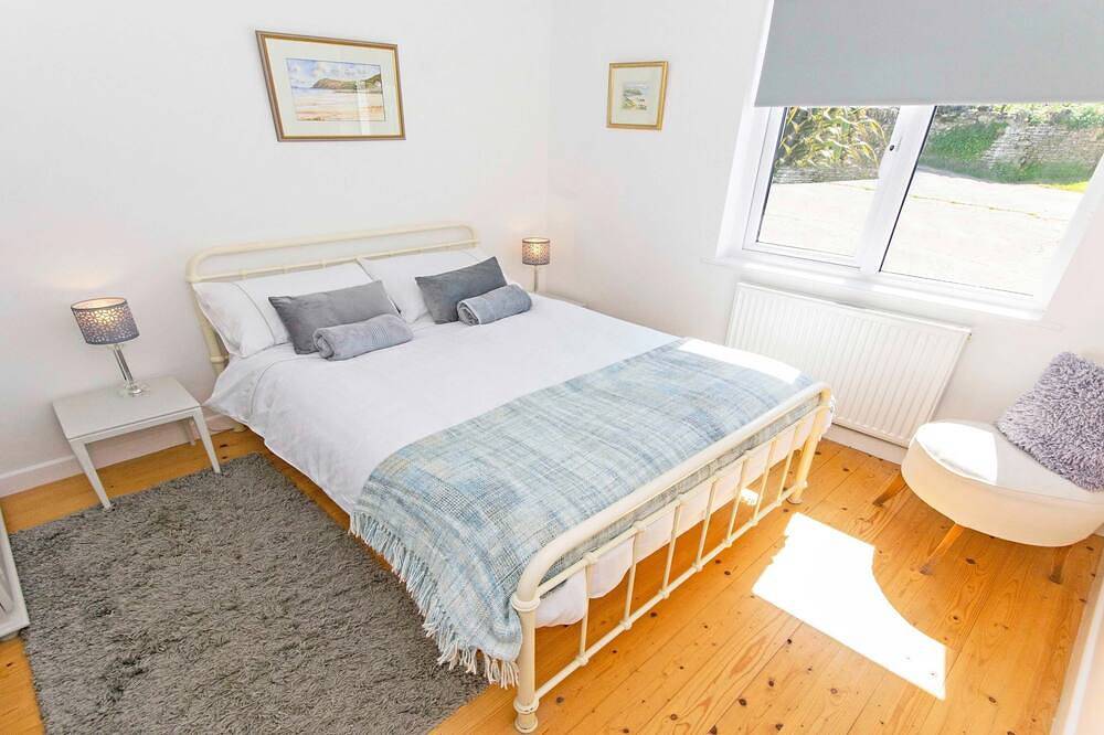 Rooftops, Sleeps 8 | Hot Tub*, Views & Log Burner in Braunton, Devon
