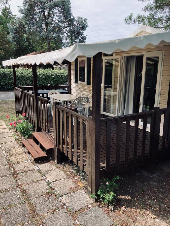 Camping pour 6 personnes, avec jacuzzi et piscine ainsi que jardin et sauna