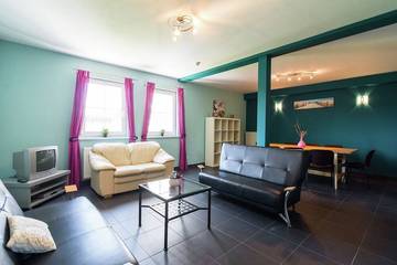 Location de vacances pour 32 personnes, avec sauna ainsi que terrasse et jardin à Léglise