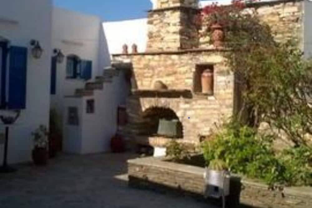 Entire apartment, Traditional apartment In The Center Of Artemonas, Sifnos in Cyclades