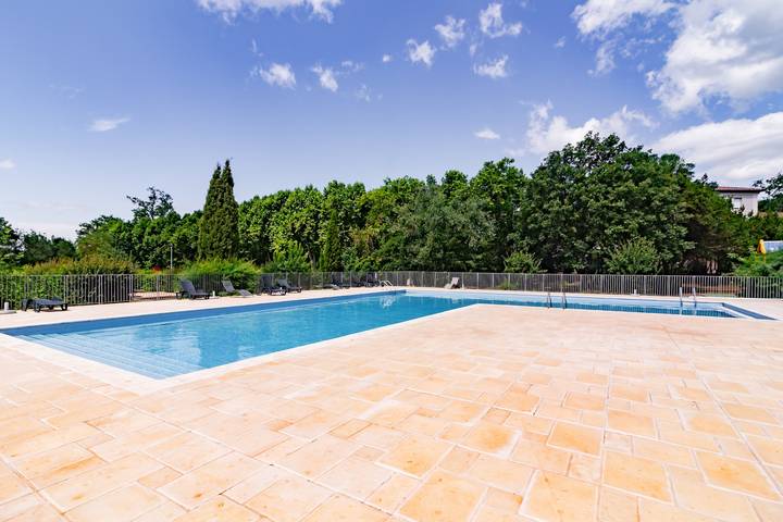 Gîte pour 4 personnes, avec terrasse ainsi que piscine et jardin, animaux acceptés dans Lac de Jouarrès - 2