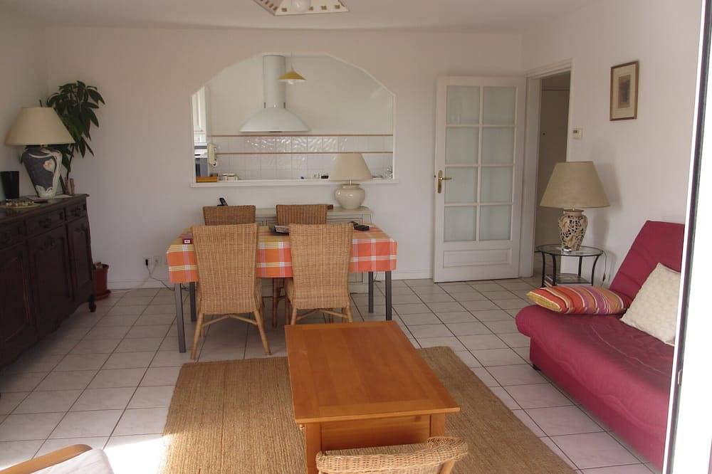 Entire apartment, Anglet near beaches, Apt. T3 sleeps 6, large balcony, quiet, view in Anglet, Bayonne region
