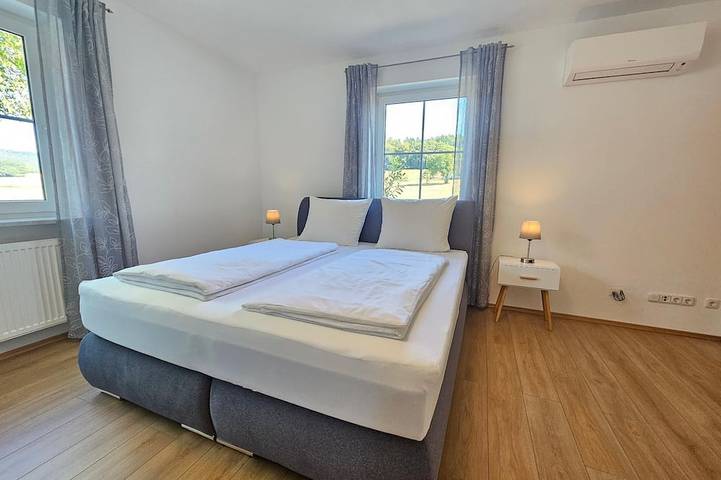 Ganze Wohnung, Modernes Apartment mit beheiztem Pool und Garten in Falkenfels, Ostbayern