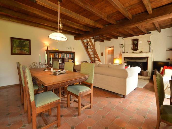 Location de vacances pour 8 personnes, avec terrasse ainsi que piscine et jardin à Saint-Jean-de-Sauves - 4