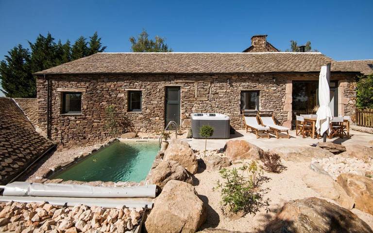 Location de vacances pour 4 personnes, avec Balcon et Jacuzzi ainsi que Terrasse et Jardin à Salles-Curan - 2