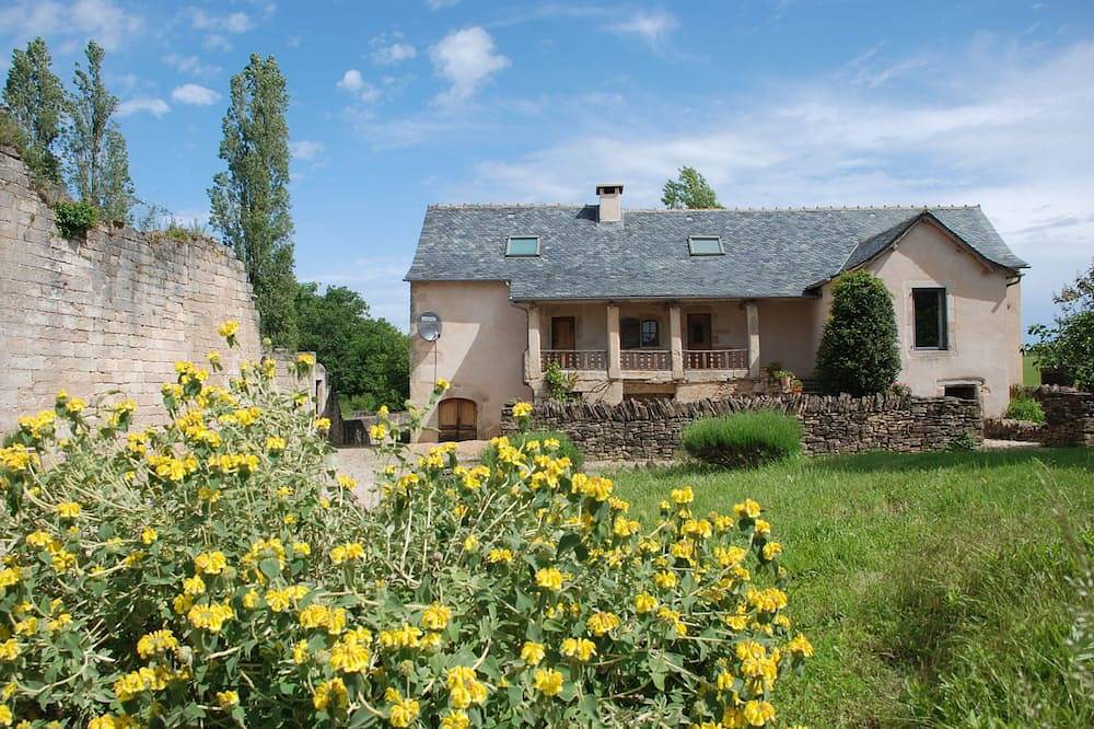 Maison du 18ieme a coté des ruines d'un chateau médiéval in Ginals, Tarn-et-Garonne
