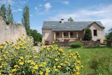 Gîte pour 8 personnes, avec balcon ainsi que piscine et jardin à Ginals