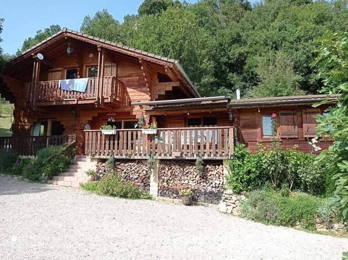 Gîte pour 2 personnes, avec Balcon et Terrasse ainsi que Jardin et Piscine dans Murs-et-Gélignieux