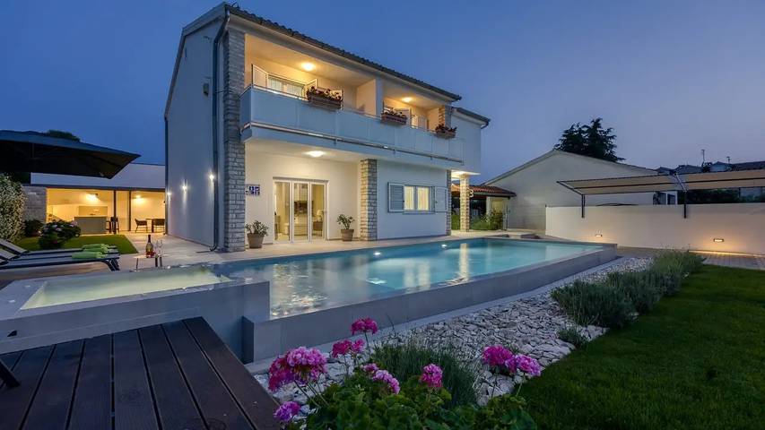 Villa for 8 people, with terrace and garden as well as pool in Poreč