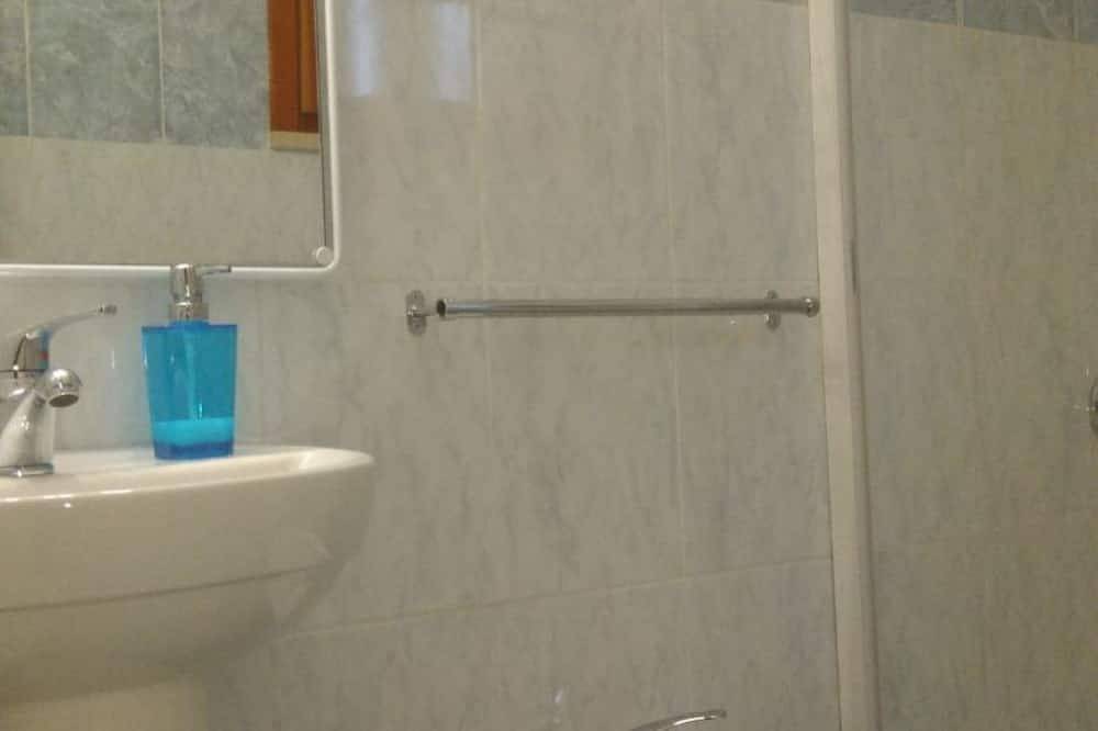 Ganze Wohnung, Zweizimmerwohnung In Einer Ruhigen Residenz Mit Pool Umgeben Von Grün in Sirmione, Gardasee-Berge