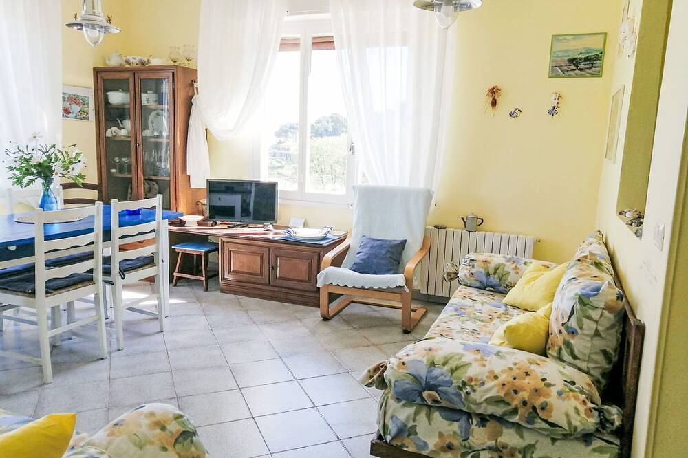 Entire apartment, Cosy apartment for 6 people with Wifi, Tv and terrace in Costarainera, Riviera di Ponente