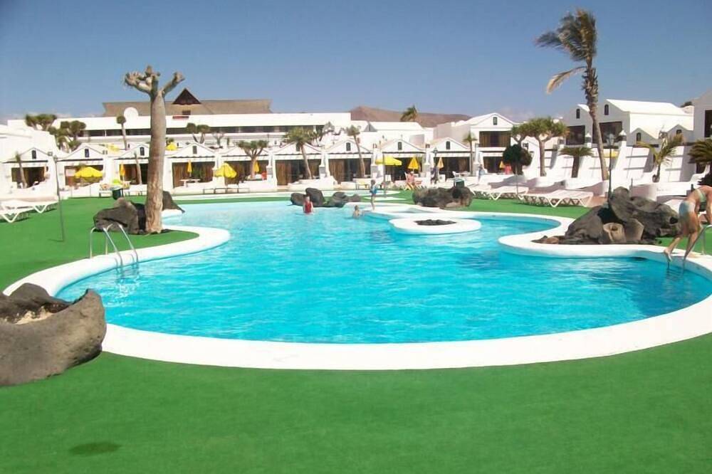 Holiday Villa with shared pool in Costa Teguise, Las Cucharas in Costa Teguise, Teguise