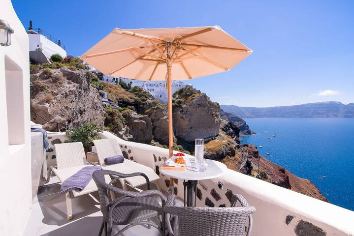 Holiday rental for 2 people, with pool and ocean view as well as terrace in Oia