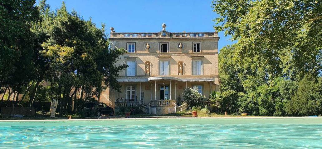 Gîte pour 28 personnes, avec piscine et jacuzzi ainsi que jardin et sauna à Conques-sur-Orbiel