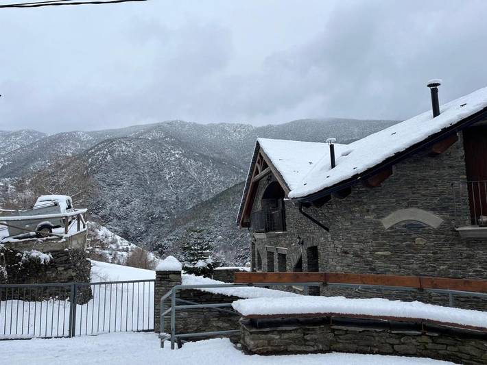 Gîte pour 5 personnes, avec vue et balcon à Rialp