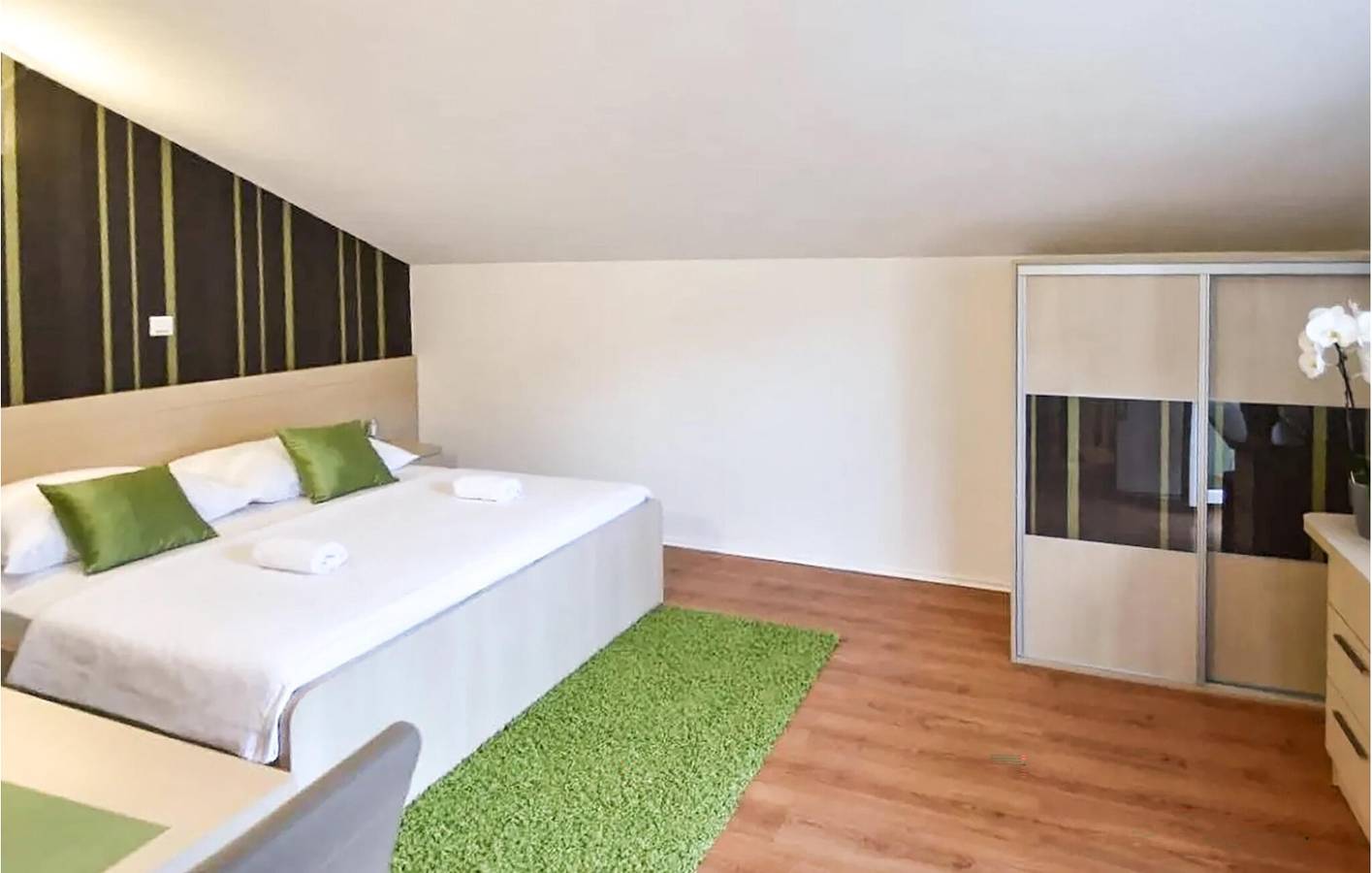 Ganze Ferienwohnung, Charmantes Apartment mit Terrasse, WLAN und Parkplatz in der Nähe des Strandes Strobec in Stobrec, Split-Dalmatien