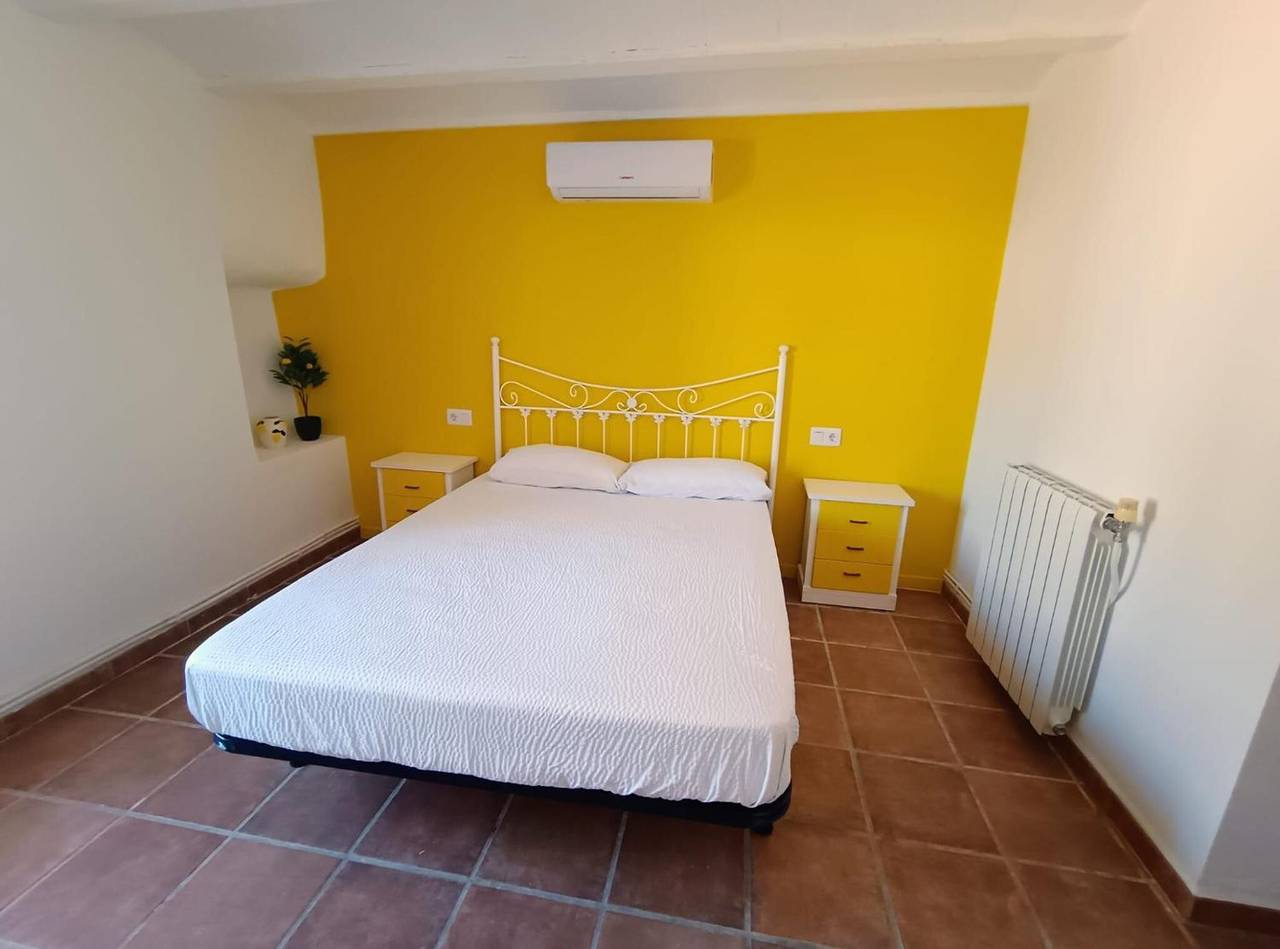 Room 'Lemon' with Shared Pool, Wi-Fi and Air Conditioning in Lorca, Murcia Inland