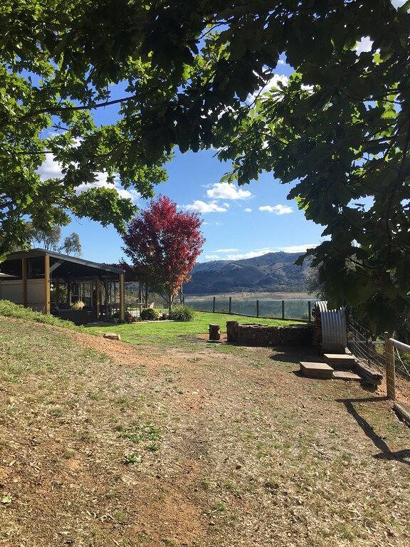 Holiday home for 12 people, with terrace and hot tub as well as garden, with pets in Lake Eildon
