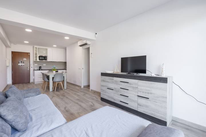 Apartamento entero, Apartamento 'La Pineda' con vistas al mar, Wi-Fi y aire acondicionado in Platja de la Pineda, Costa Dorada