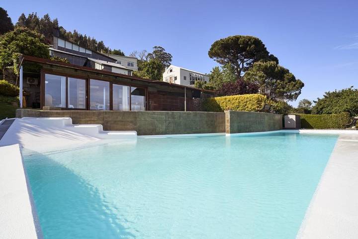Gîte pour 4 personnes, avec Balcon et Terrasse ainsi que Jardin et Piscine à Ferrol