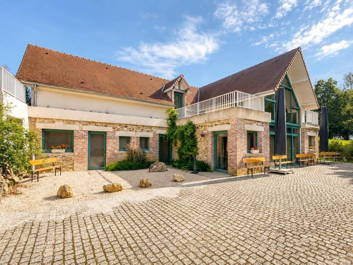 Gîte pour 14 personnes, avec Balcon et Jacuzzi ainsi que Terrasse et Jardin à Leuvrigny