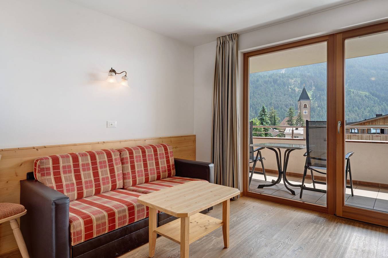 Geheel appartement, Appartement 'Residence Nussbaumer Apt B' met Uitzicht op de Bergen, Gedeeld Zwembad en Wifi in Seis am Schlern, Kastelruth