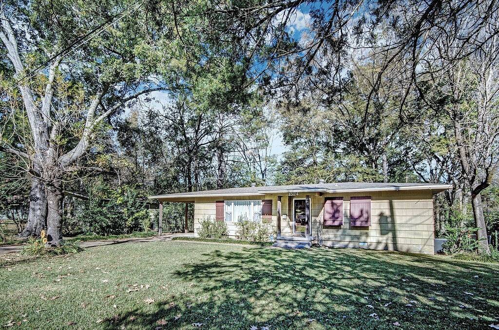 Relax in Shady Oaks Near Hospitals & Dining in Jackson, Hinds County