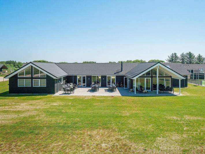 Ferienhaus für 30 Personen, mit Whirlpool und Terrasse sowie Pool und Sauna in Houstrup Strand
