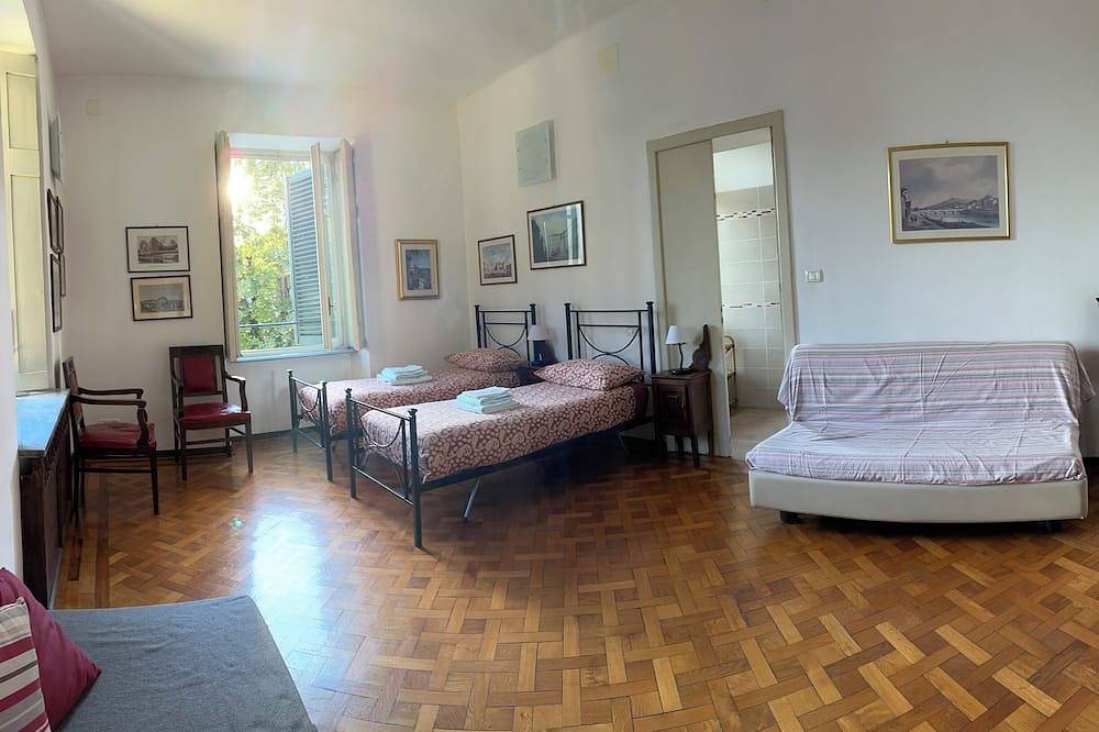 A villa between wonderful gardens, 5 min walk to the city center in Turin, Turin Provinz
