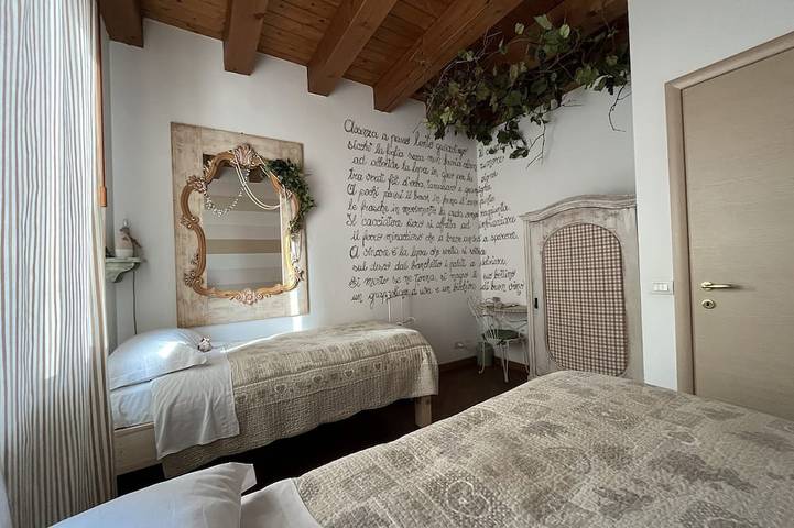 Appartamento intero, Verona, abitazione con portico e giardino, in casa singola, parcheggio interno in Verona, Prealpi Gardesane