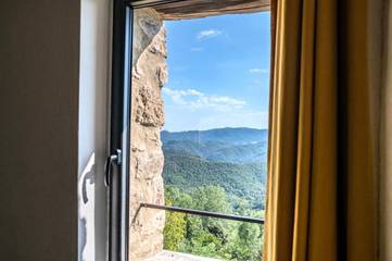 Gîte pour 4 personnes, avec piscine ainsi que vue et jardin à Chirols