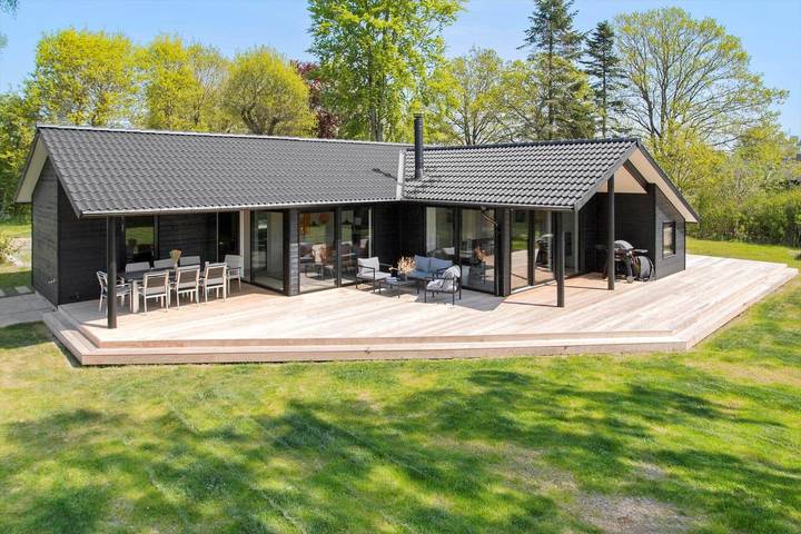 Ferieudlejning for 8 personer, med terrasse og sauna i Rude Strand