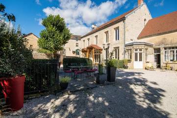 Gîte pour 9 personnes, avec jacuzzi ainsi que sauna et jardin à Étrochey