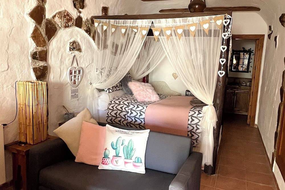 Romantic self-catering Cave House with spa bath, log fire in Castilléjar, Geoparque de Granada