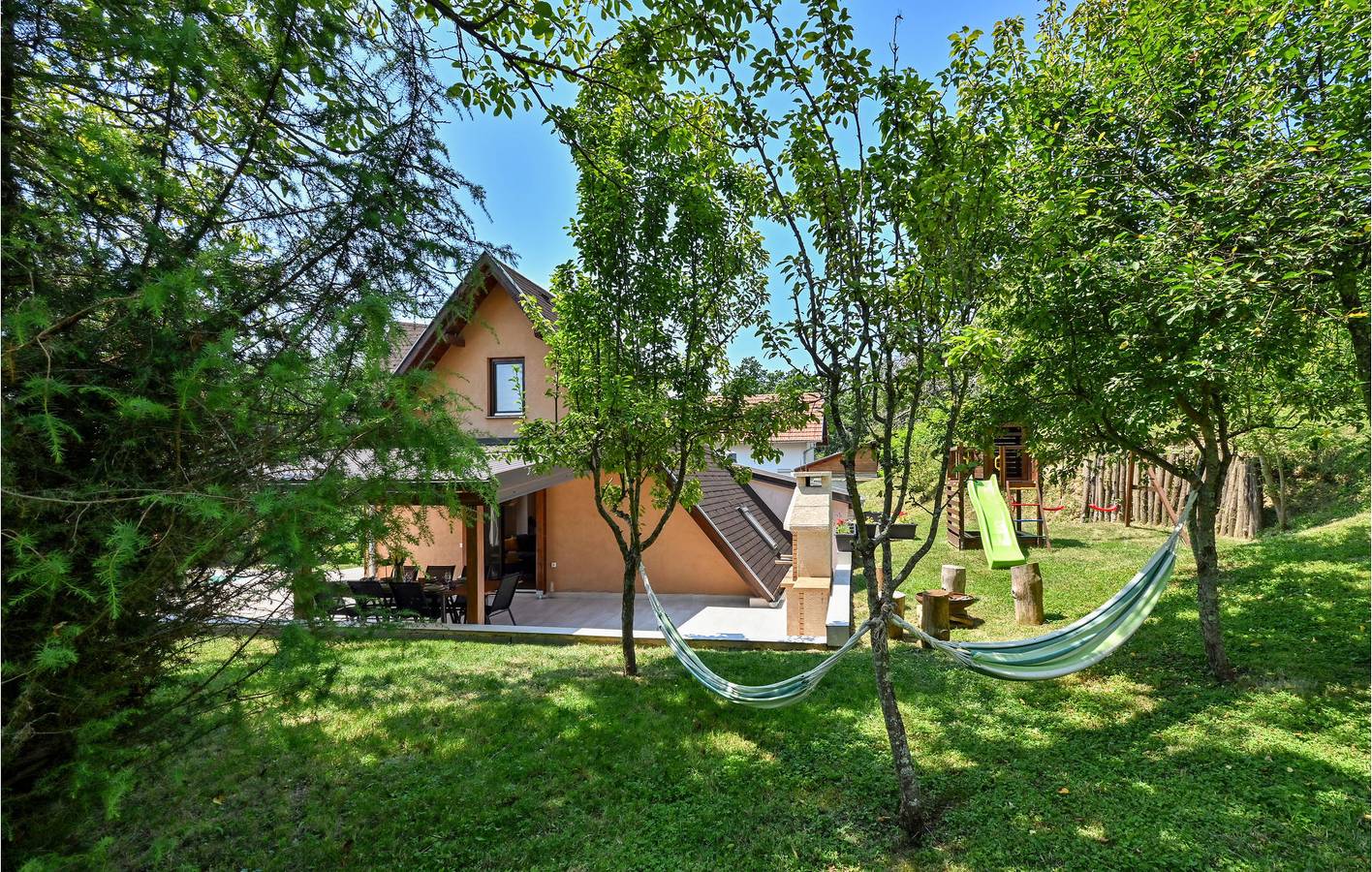 Schickes Apartment mit 2 Schlafzimmern, Pool, Terrasse und WLAN in der Nähe des Strandes von Petrinjsko in Sisak-Moslavina