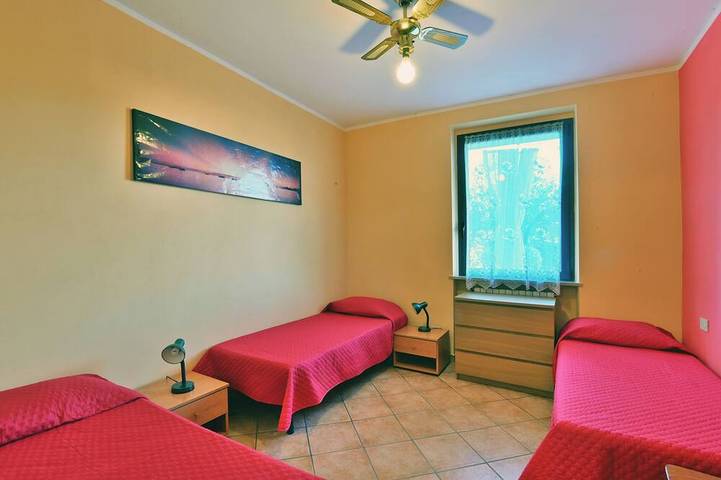 Ganze Wohnung, Apartment with swimming pool and soccer field parking lot with gate in Manerba del Garda, Gardasee-Berge