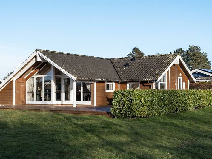 Ferieudlejning for 8 personer, med Jacuzzi og Terrasse samt Sauna i Bogø