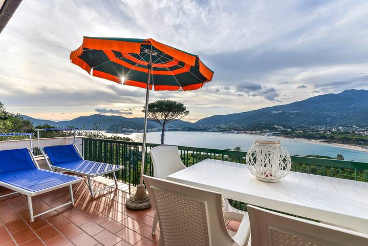 Appartamento intero, Appartamento 'Casa Clara' con vista mare, terrazza e Wi-Fi in Marina di Campo, Campo nell'Elba