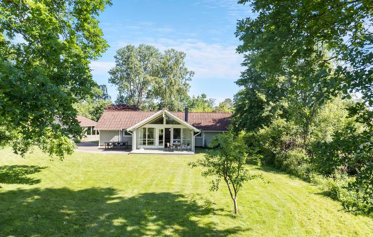 Ferieudlejning for 8 personer, med Terrasse og Jacuzzi såvel som Have og Sauna i Dronningmølle